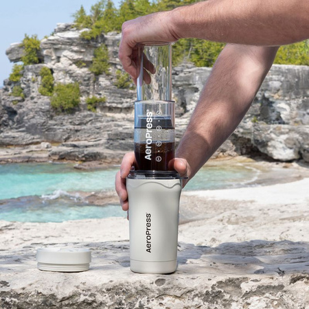 AeroPress Go Plus - zaparzacz do kawy z kubkiem termicznym kremowym